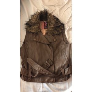 Fake fur sleeveless jacket